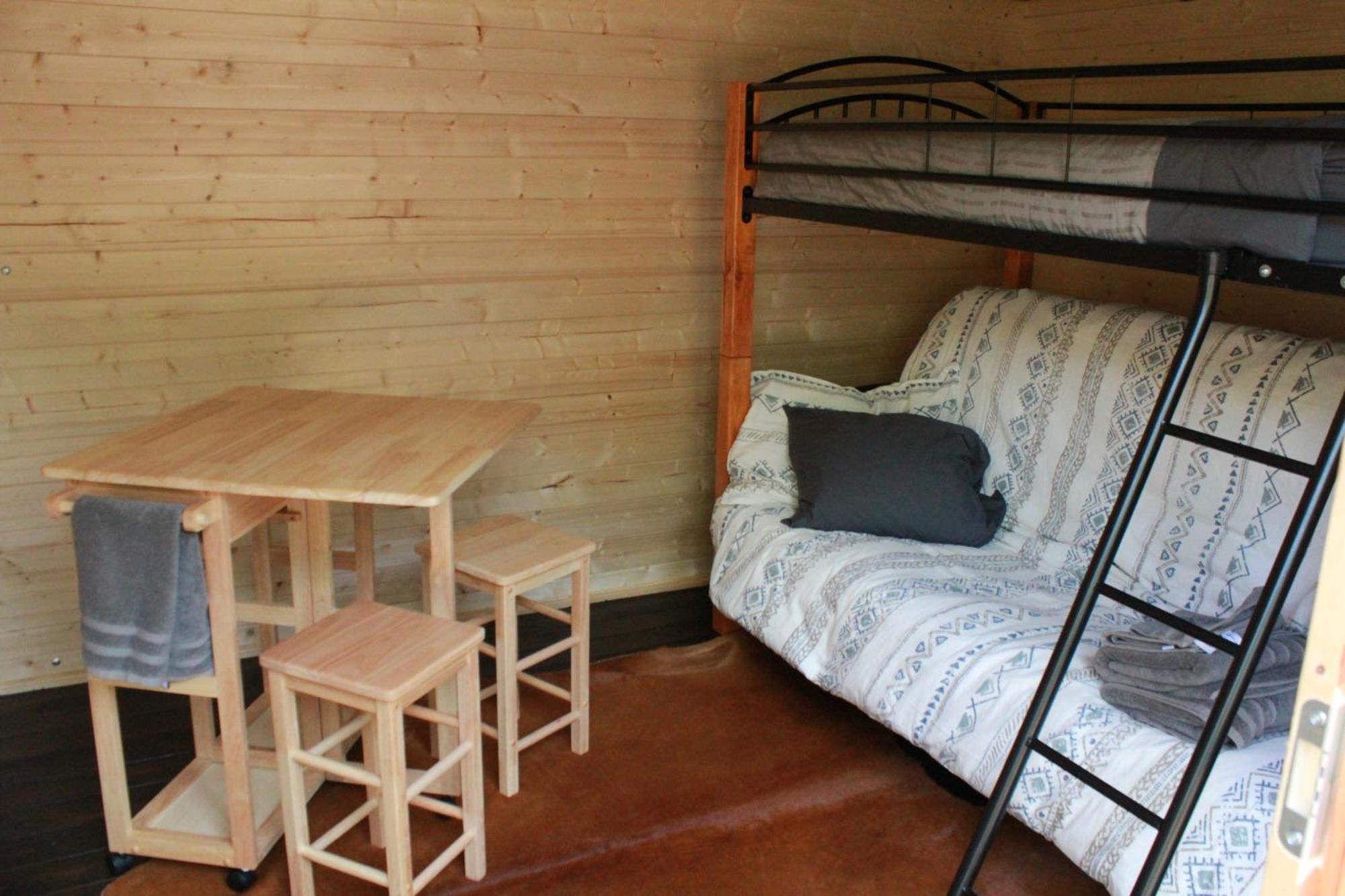 The Dogwood Cabin - Cowichan Valley Bunkie Glamping ダンカン エクステリア 写真
