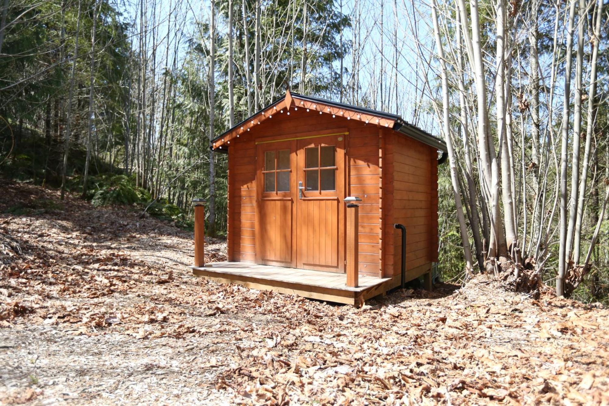 The Dogwood Cabin - Cowichan Valley Bunkie Glamping ダンカン エクステリア 写真