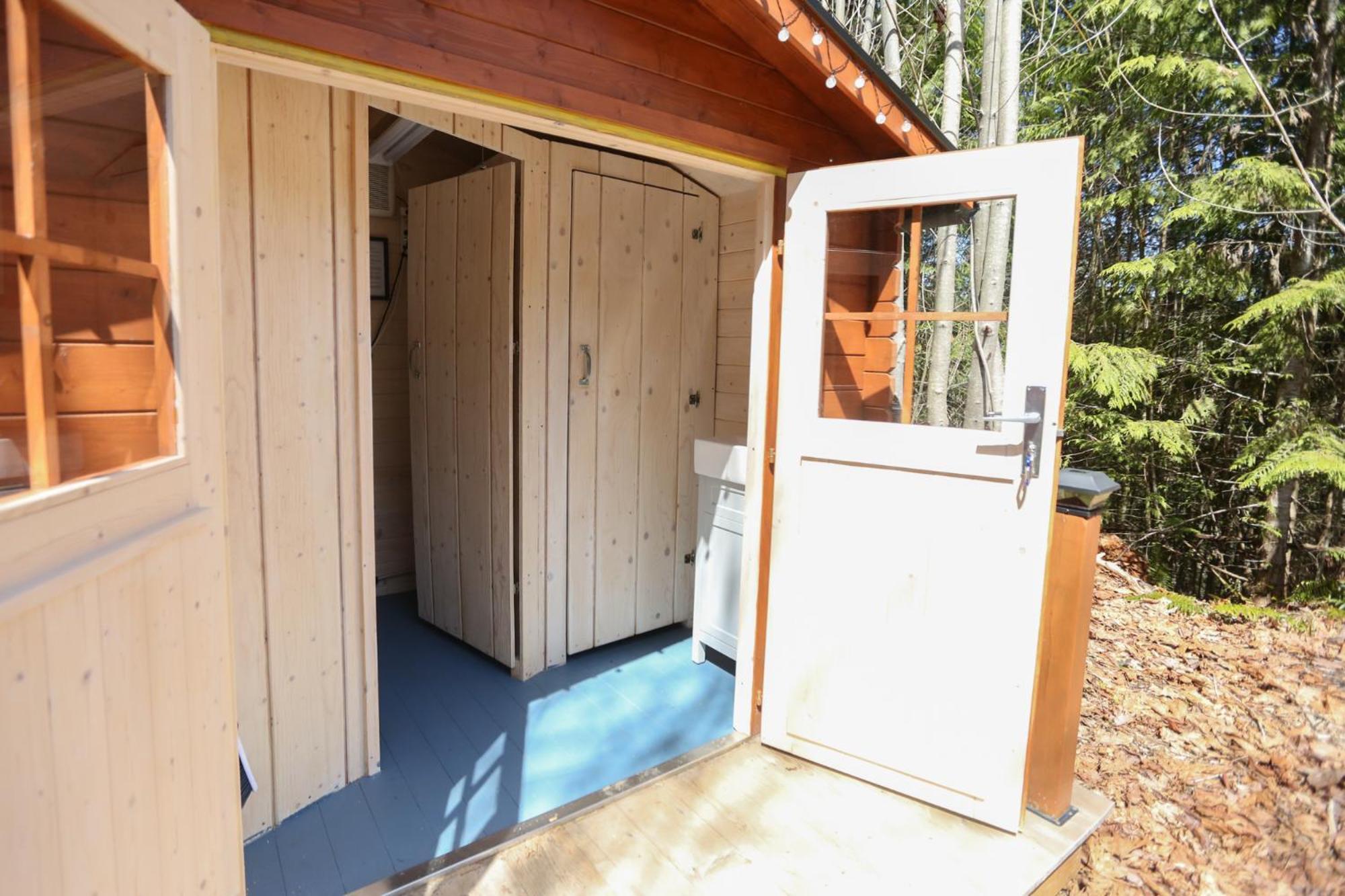 The Dogwood Cabin - Cowichan Valley Bunkie Glamping ダンカン エクステリア 写真
