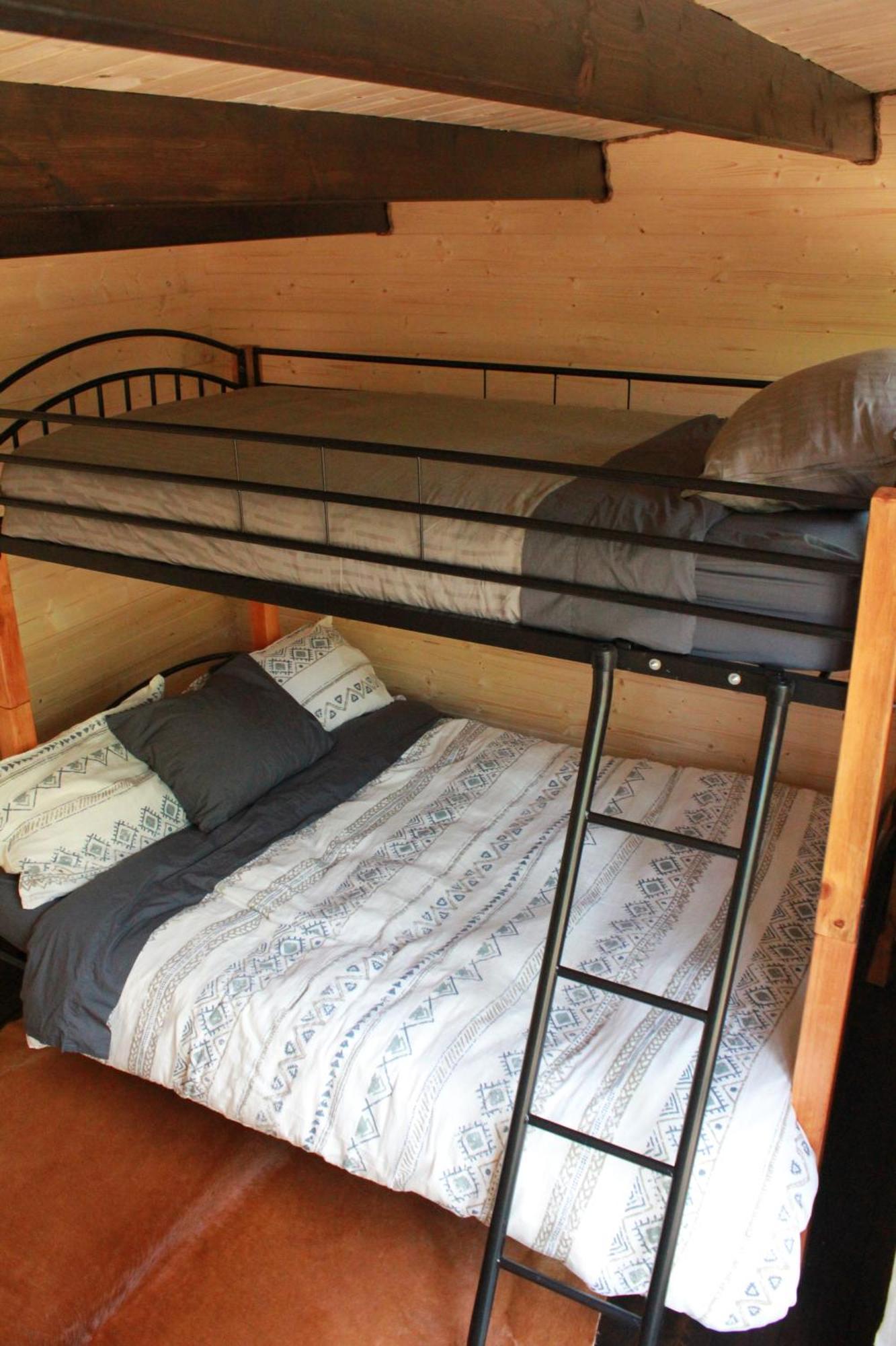 The Dogwood Cabin - Cowichan Valley Bunkie Glamping ダンカン エクステリア 写真