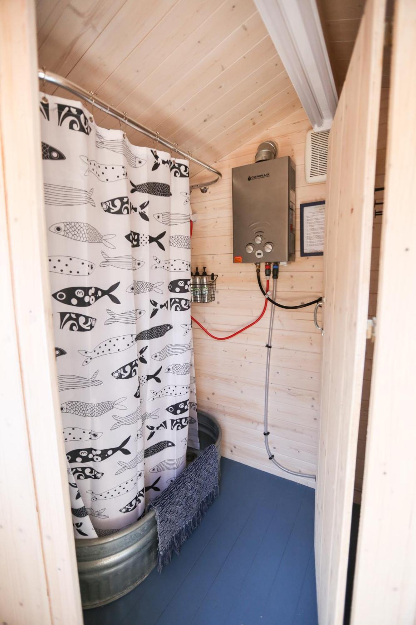 The Dogwood Cabin - Cowichan Valley Bunkie Glamping ダンカン エクステリア 写真